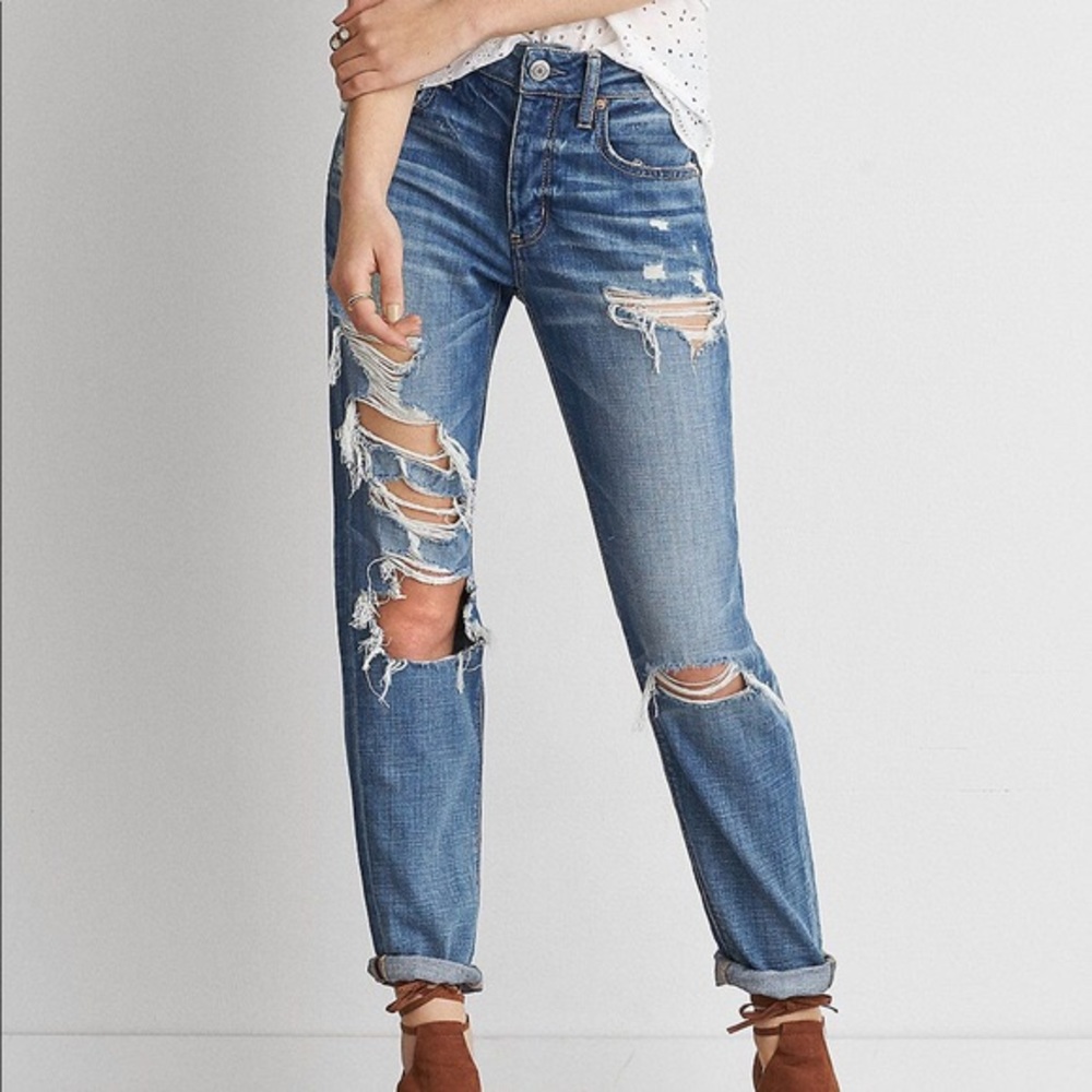 AE Distressed Tomgirl Jean
